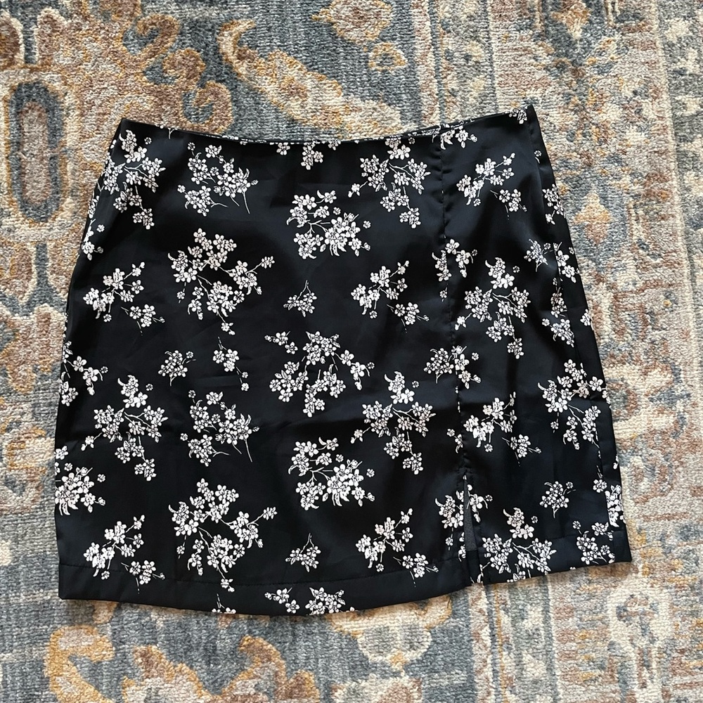 Black Silk Floral Mini Skirt - Forever 21 - size medium